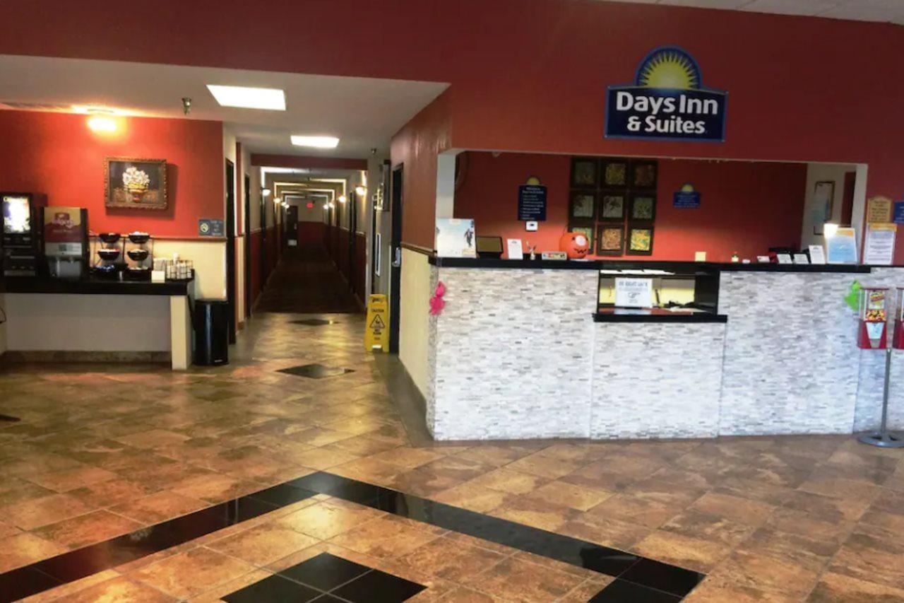 Days Inn & Suites By Wyndham Mt Pleasant Mount Pleasant Esterno foto