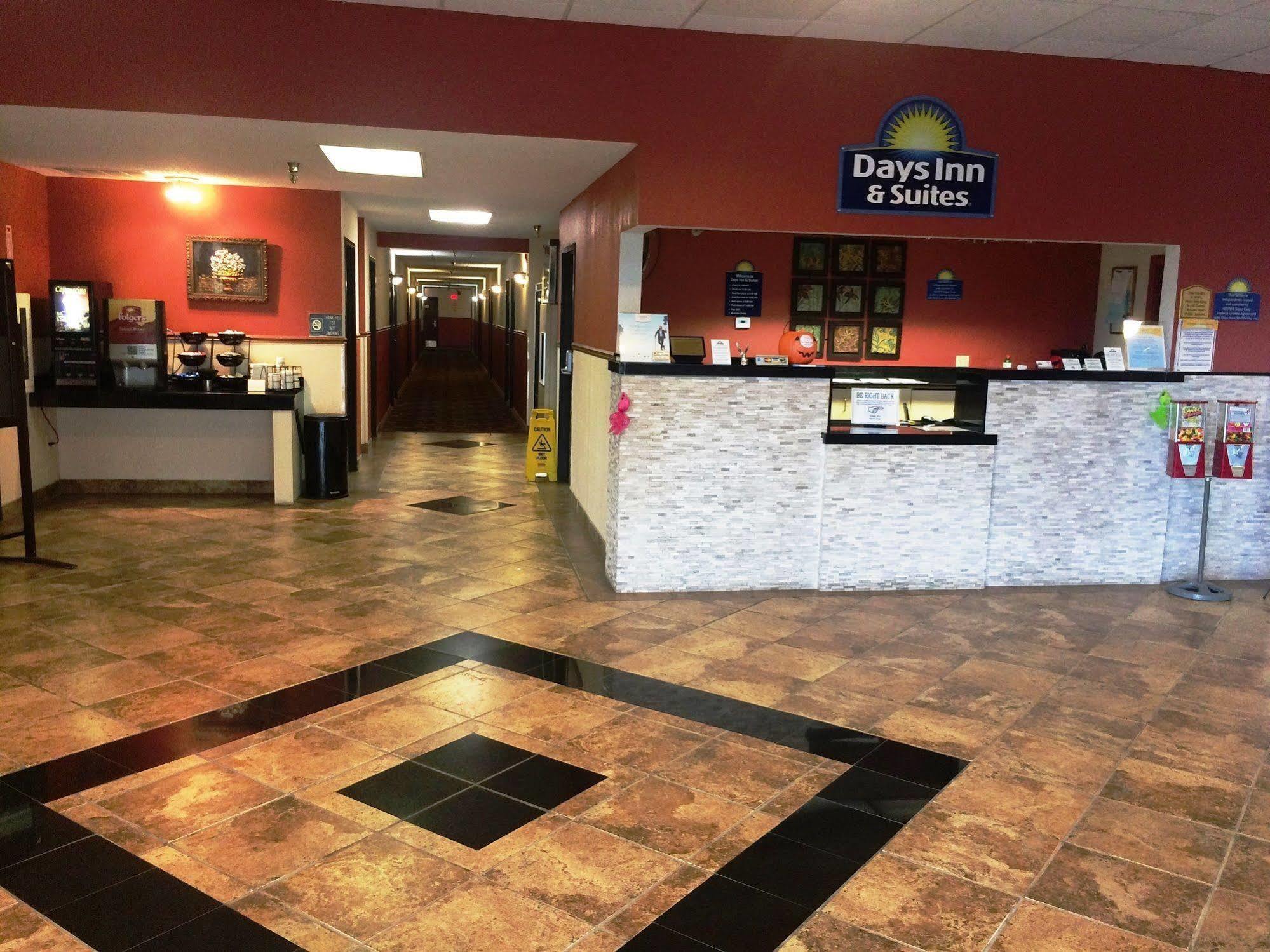 Days Inn & Suites By Wyndham Mt Pleasant Mount Pleasant Esterno foto